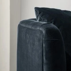 Fauteuil Drysdale en Velours Bleu Marine – Maison Belfort – Confort Élégant pour Votre Intérieur -Pas Cher Fauteuils Magasin 1000180884 210430 12325700005 DETAILS P000000001000180884