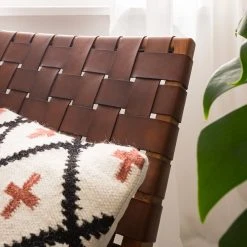 Fauteuil design Bourbourg en Cuir tressé et Teck massif, marron cognac - Ars Manufacti -Pas Cher Fauteuils Magasin 1000183947 200406 13490800005 DETAILS P000000001000183947