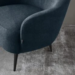 Fauteuil Viggianello en Tissu Nona Bleu Foncé | Studio Copenhagen -Pas Cher Fauteuils Magasin 1000256575 210722 16133900170 DETAILS P000000001000256575