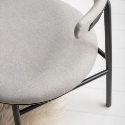 Studio Copenhagen – Fauteuil de jardin Embi en tissu gris et métal noir pour extérieur -Pas Cher Fauteuils Magasin 1000273447 220919 022 MOOD DETAILS P000000001000273447 mood