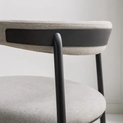Studio Copenhagen – Fauteuil de jardin Embi en tissu gris et métal noir pour extérieur -Pas Cher Fauteuils Magasin 1000273447 220919 023 MOOD DETAILS P000000001000273447 mood