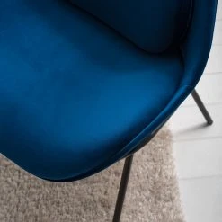 Studio Copenhagen Fauteuil Evie II - Velours Bleu foncé / Noir - Design moderne et confortable -Pas Cher Fauteuils Magasin 1000273471 220919 023 MOOD DETAILS P000000001000273471 mood