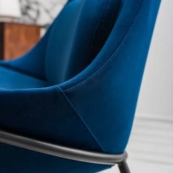 Studio Copenhagen Fauteuil Evie II - Velours Bleu foncé / Noir - Design moderne et confortable -Pas Cher Fauteuils Magasin 1000273471 220919 026 MOOD DETAILS P000000001000273471 mood