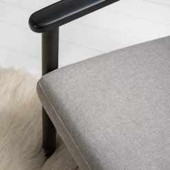 Fauteuil Etah - Tissu Gris et Hêtre Massif Noir | Design Confortable par Studio Copenhagen -Pas Cher Fauteuils Magasin 1000273473 220919 024 MOOD DETAILS P000000001000273473 mood